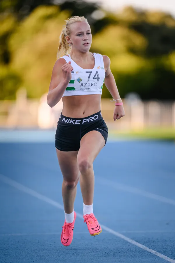 Indi Warren coming down the home straight on her way to a big personal best in the 300m.