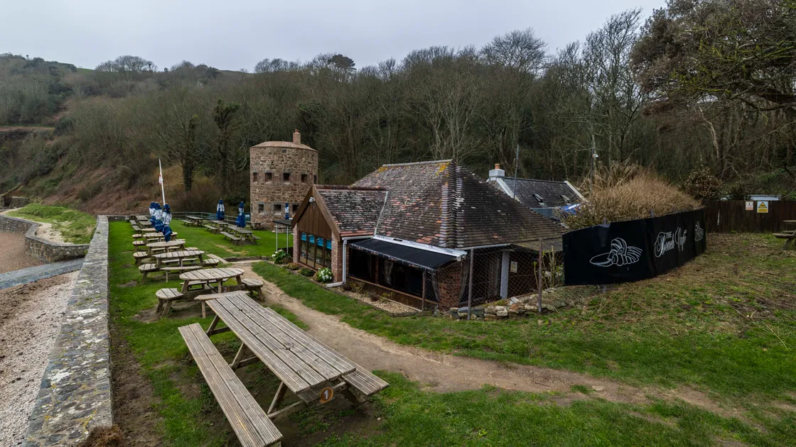The dispute started nearly two years ago when the lease for the cafe was put out to tender, despite the current tenants Belmiro de Freitas and his partner Manuela Walter having run the cafe for more than 20 years.