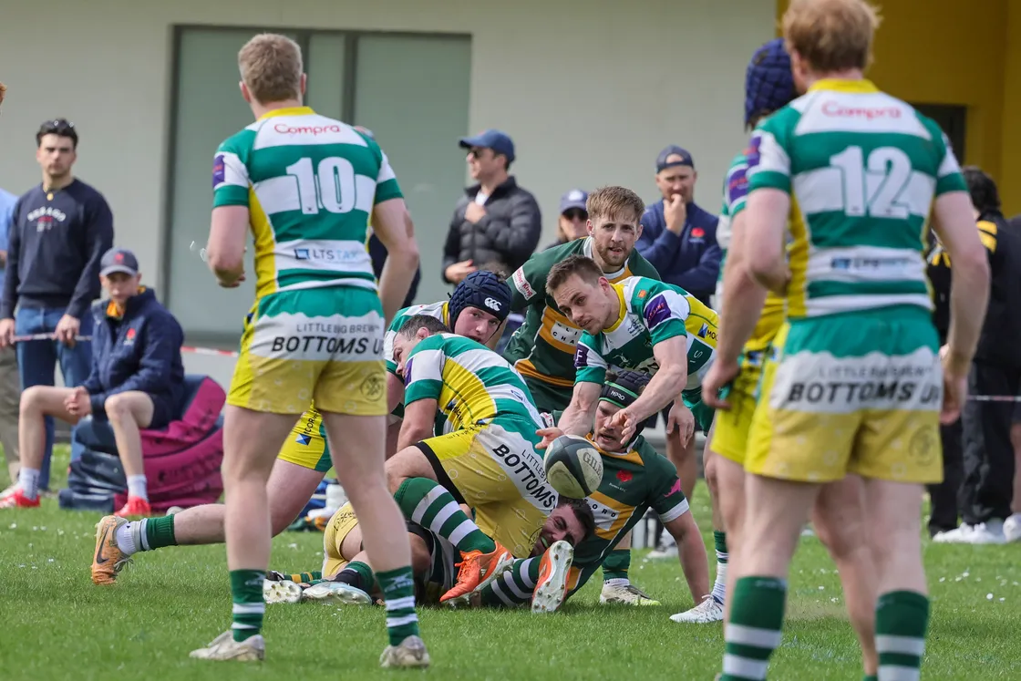 Charlie Simmonds passes from the base of a ruck.