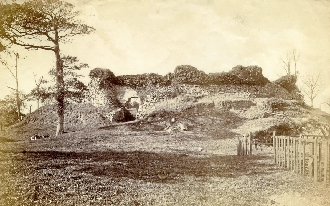 In the 11th century, on the orders of Robert Duke of Normandy, the Chateau des Marais also contained a royal chapel.