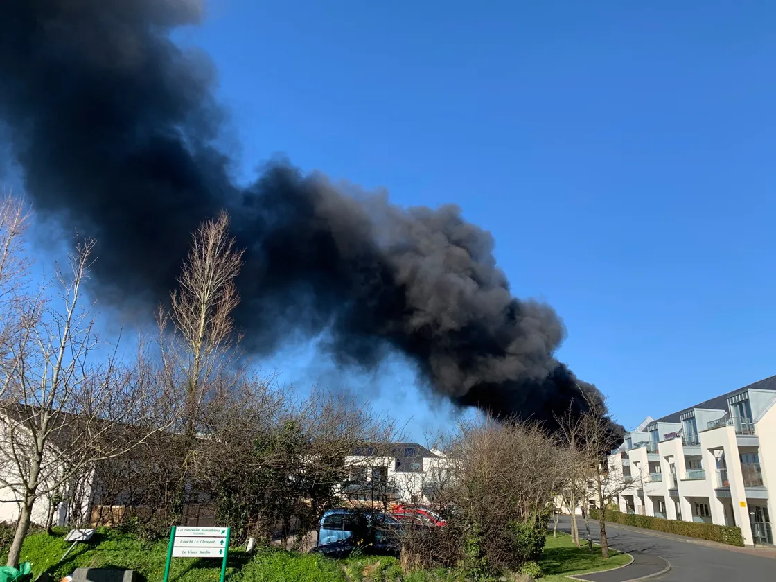 The thick black smoke could be seen for miles and led to a lot of calls to the emergency services. (Picture by Helen Hubert, 29287364)