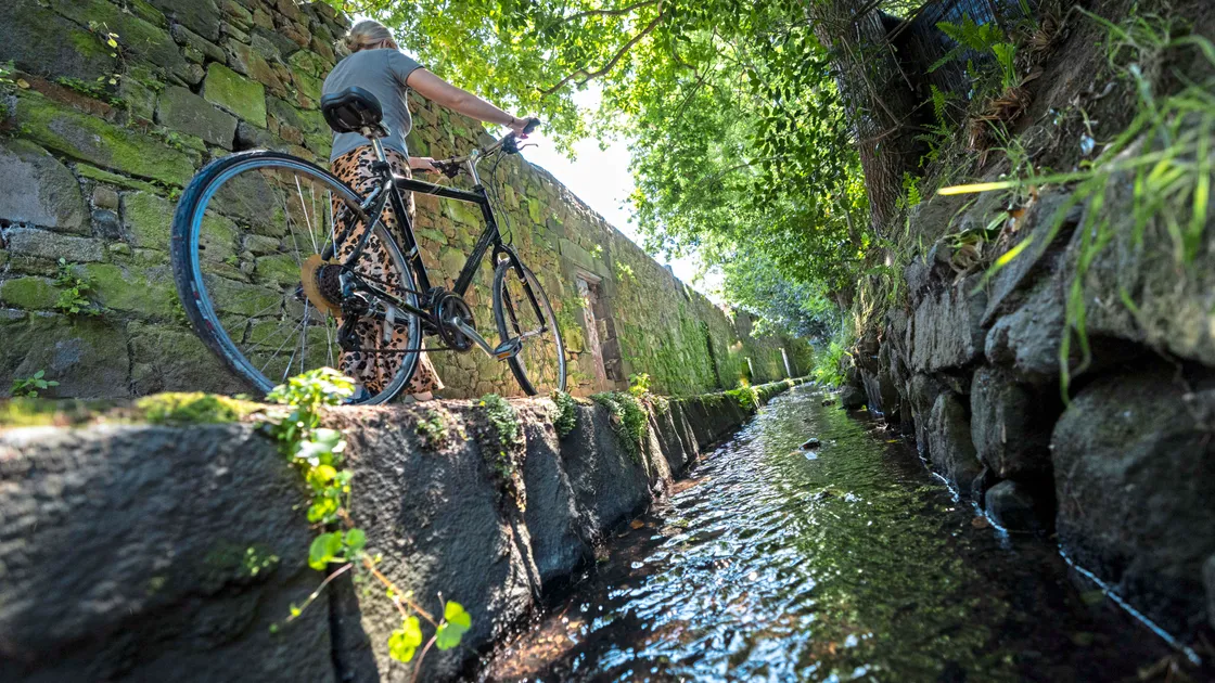 The new idea is for a grid plate system to be installed over about a quarter of the open douit in the narrowest stretch of the lanes between La Couture and Les Ozouets Road.
