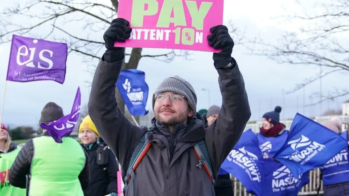Teachers on strike (31867271)