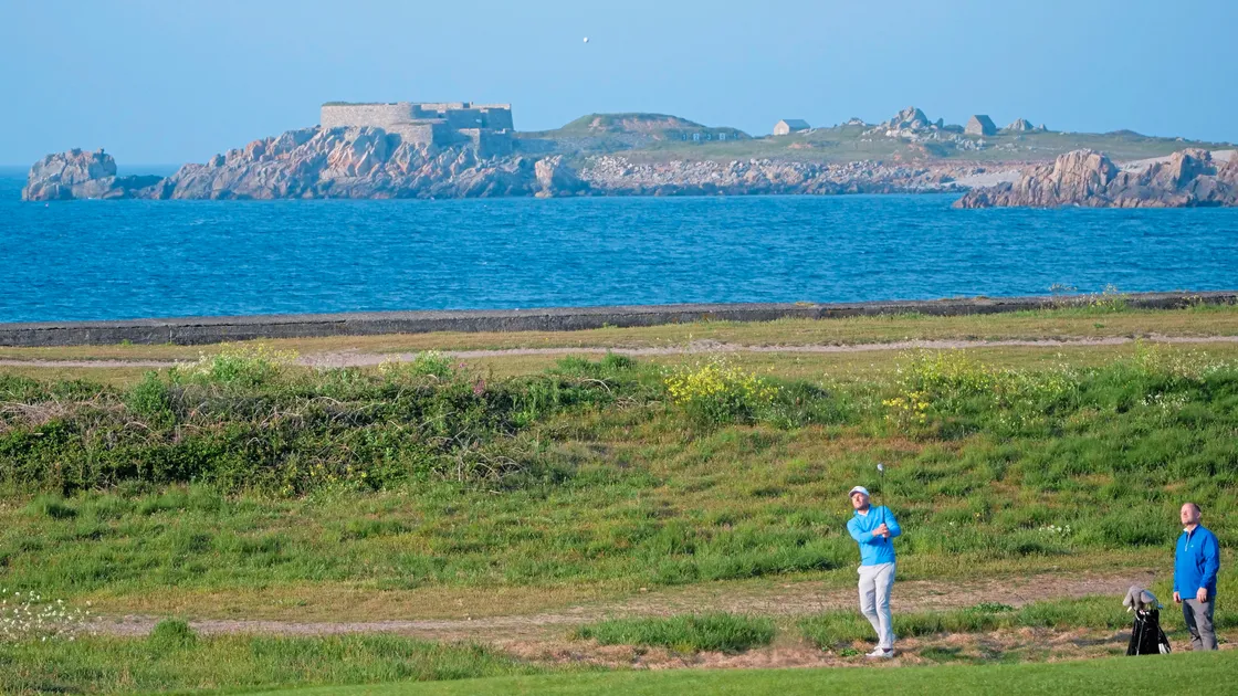 Steve Mahy playing his third to the 15th. (Picture by Gareth Le Prevost, 33250056)