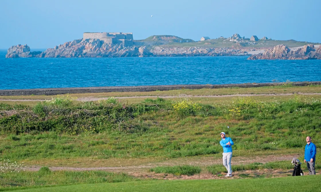 Steve Mahy playing his third to the 15th. (Picture by Gareth Le Prevost, 33250056)