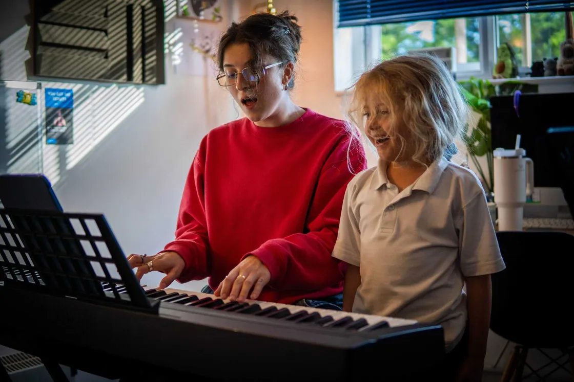 A piano lesson at the School of Popular Music.