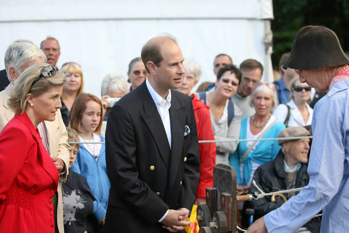 It’s 2009 and the event is graced by the presence of the Earl and Countess of Wessex who take interest in the rope making of Jeremy Lewis