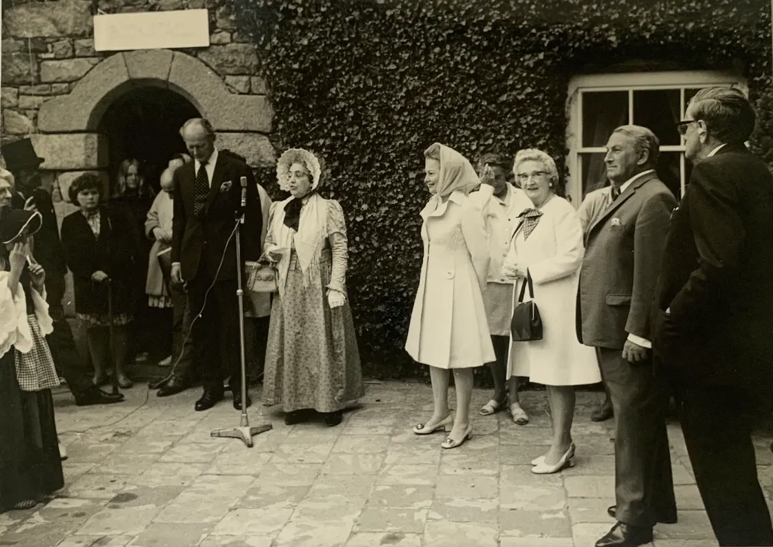 Cue famous actress: Olivia de Havilland listens on as Doris Heaume, speaking in Guernsey-French, addresses he gathering at the 1970 ‘Guernsey Evening’.  Left to right: Patrick Whinney, Doris Heaume, Olivia de Havilland, Lady Arnold, Sir William Arnold and Cecil de Sausmarez