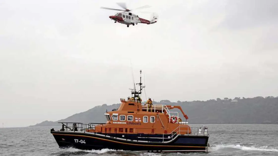 Lifeboat crew train with new UK coastguard helicopter