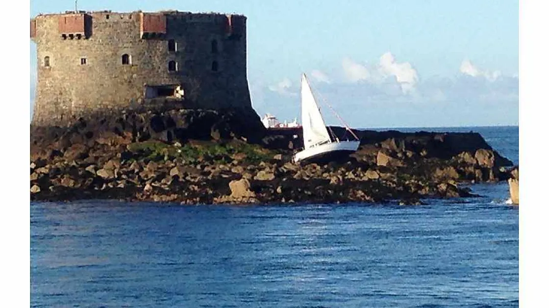 Yacht hits rocks at Brehon Tower