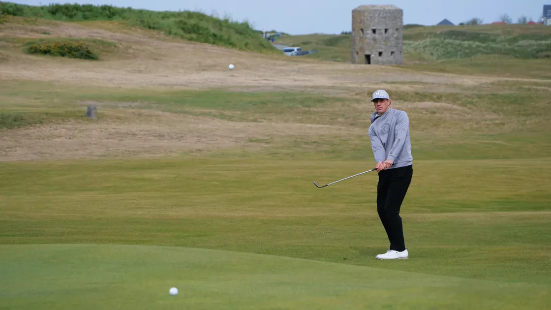 Alex Mills beat Tony de Sousa in the preliminary round to earn a match with third seed Rory McKenna.