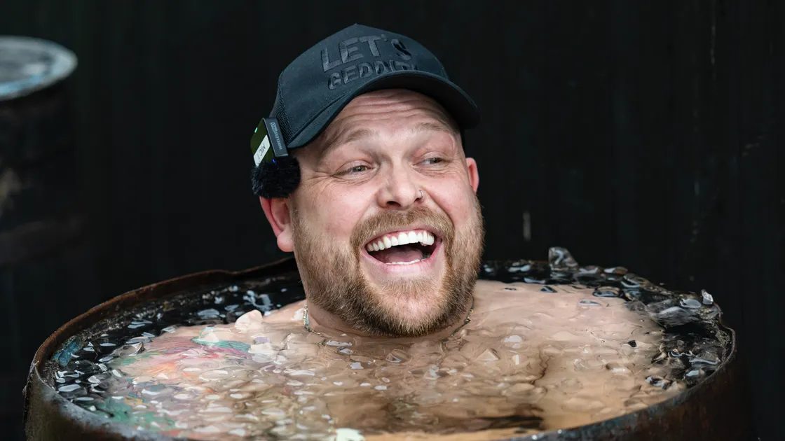 Harry Beattie, commonly known on social media as ‘Ice Bath Harry’, was in Guernsey on Saturday to take an ice bath and plunge in the bathing pools. As a recovering drug addict, he started using ice baths daily to help with his sobriety and mental health.