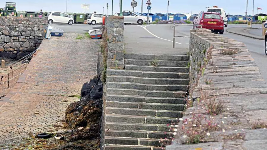 Deputies block staff plans for £2,200 gate on Salerie steps