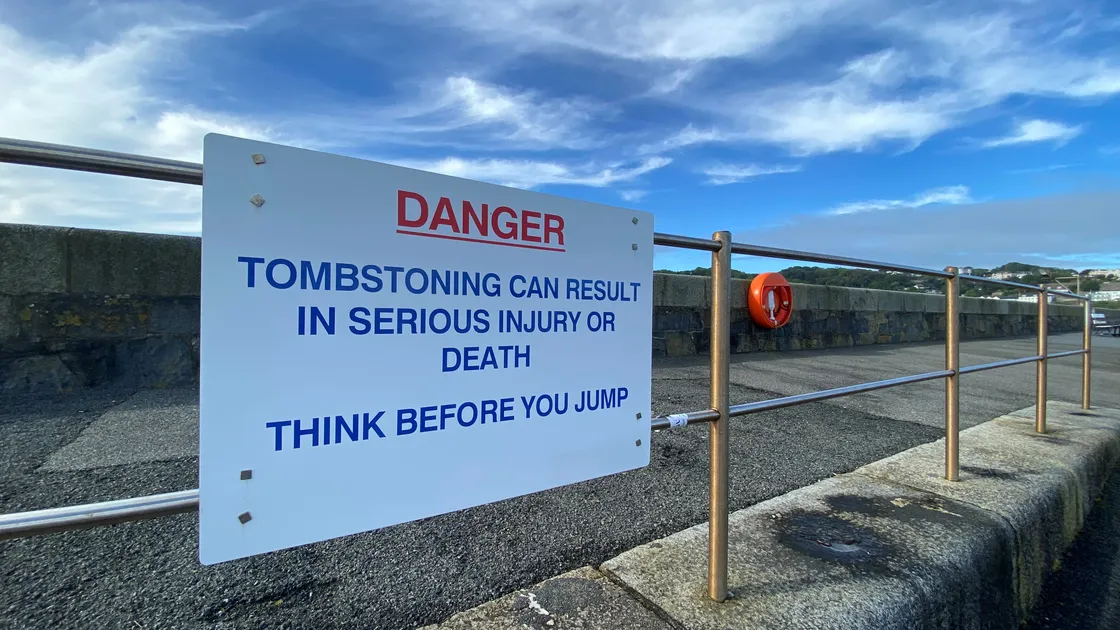 A sign warns about tombstoning at Havelet Bay. 						 (34823485)