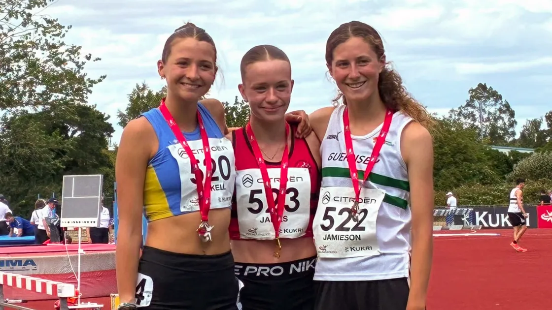 Eleanor Jamieson with her fellow medallists.