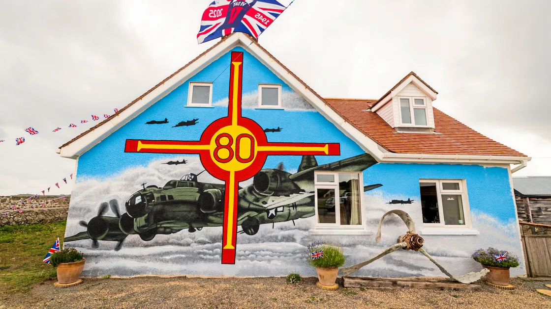 Lt Vaughn’s account came to us after his daughter-in-law spotted our story online about Rob Le Noury preparing to repaint his gable wall for the 80th anniversary of Liberation. He and Ross Le Brun subsequently created a mural depicting a B-17 Flying Fortress, a propeller from which he once netted off L’Ancresse