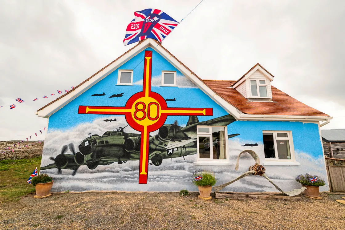 Lt Vaughn’s account came to us after his daughter-in-law spotted our story online about Rob Le Noury preparing to repaint his gable wall for the 80th anniversary of Liberation. He and Ross Le Brun subsequently created a mural depicting a B-17 Flying Fortress, a propeller from which he once netted off L’Ancresse