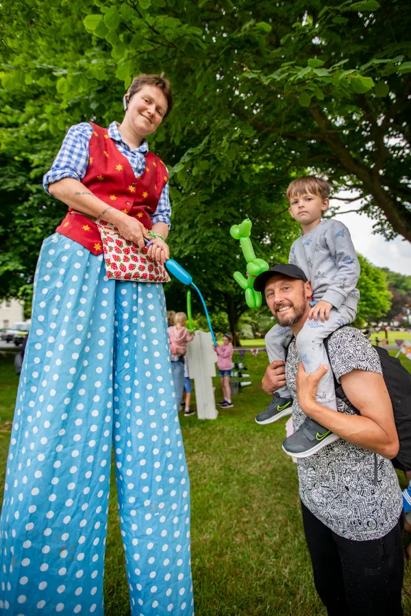 Stiltwalker Jay Harding creates a balloon dog for Lincoln Hyett, 4, sitting on dad Dave’s shoulders. (30892551)