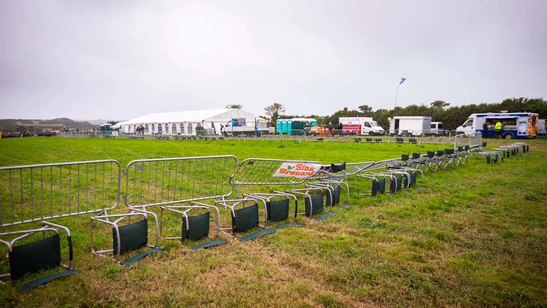 Bad weather on the opening day. (32394588)