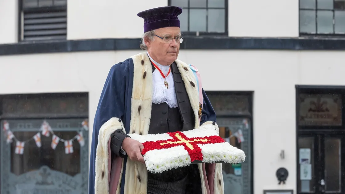 Bailiff lays a wreath for fallen islanders