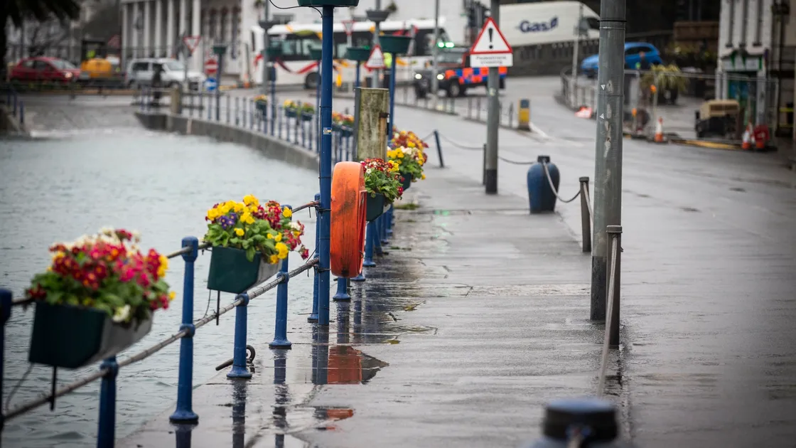 Picture by Sophie Rabey.  11-03-20.  High Tides along the seafront this morning, closing the  road between the roundabout and monument.. (27427079)