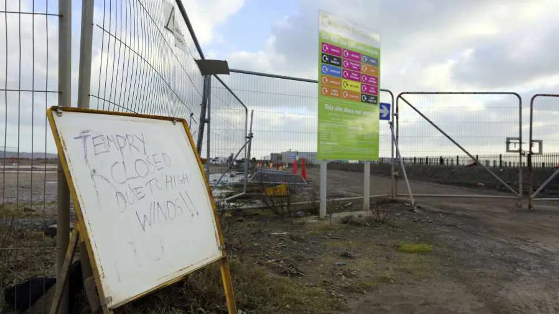 Wind shuts recycling tip