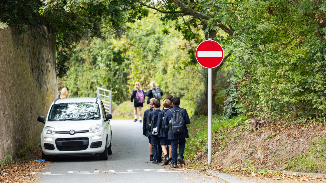 Ruette des Deslisles, which runs past Les Beaucamps High School, was trialled as a School Street in September