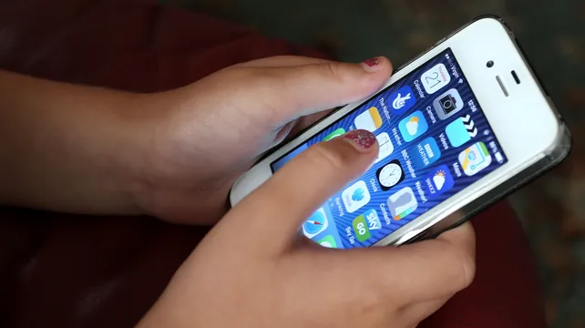 Deputy wants smartphone ban as part of new deal for children