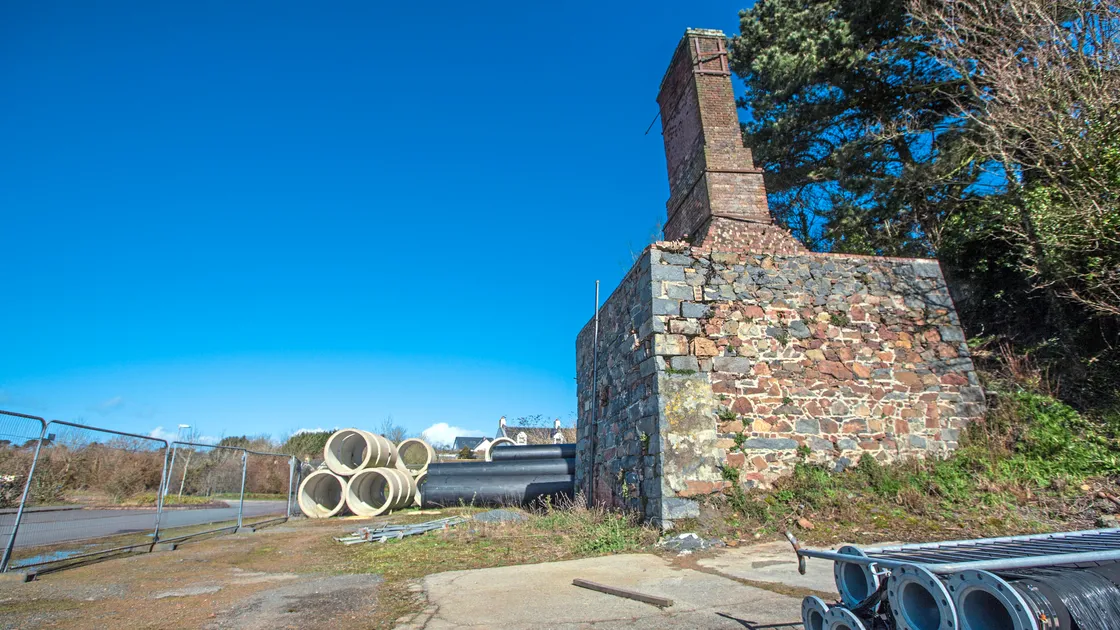 Michael Best thinks the historic kiln at Brickfields in St Andrew’s should be better looked after. The kiln is now on land used by Guernsey Water. (Pictures by Peter Frankland, 20875388/90273)