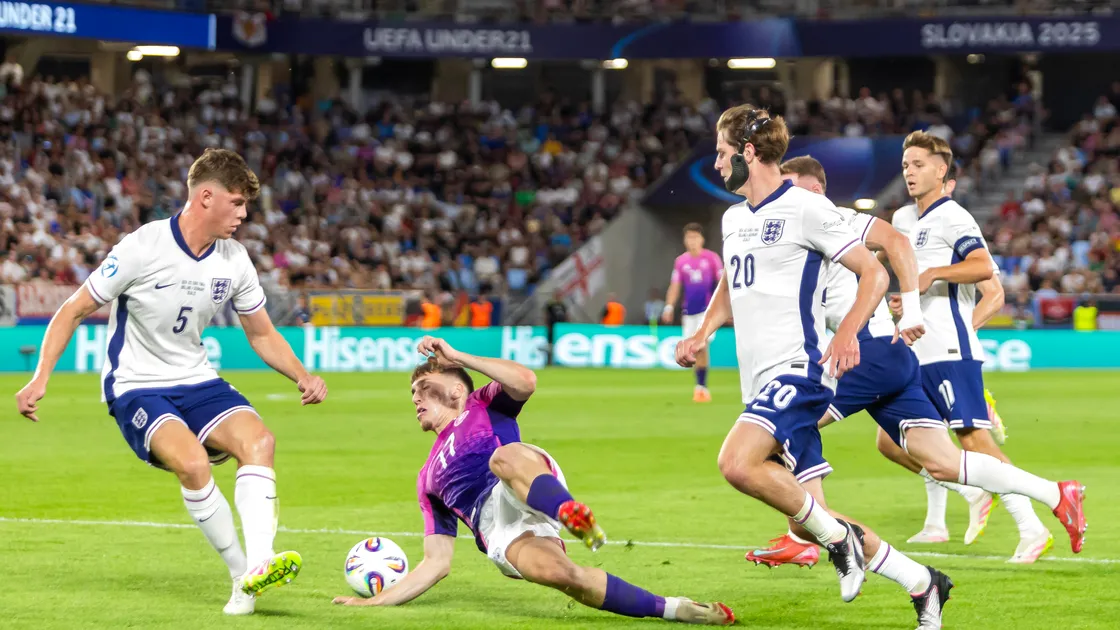 Scott with his distinctive chin guard.