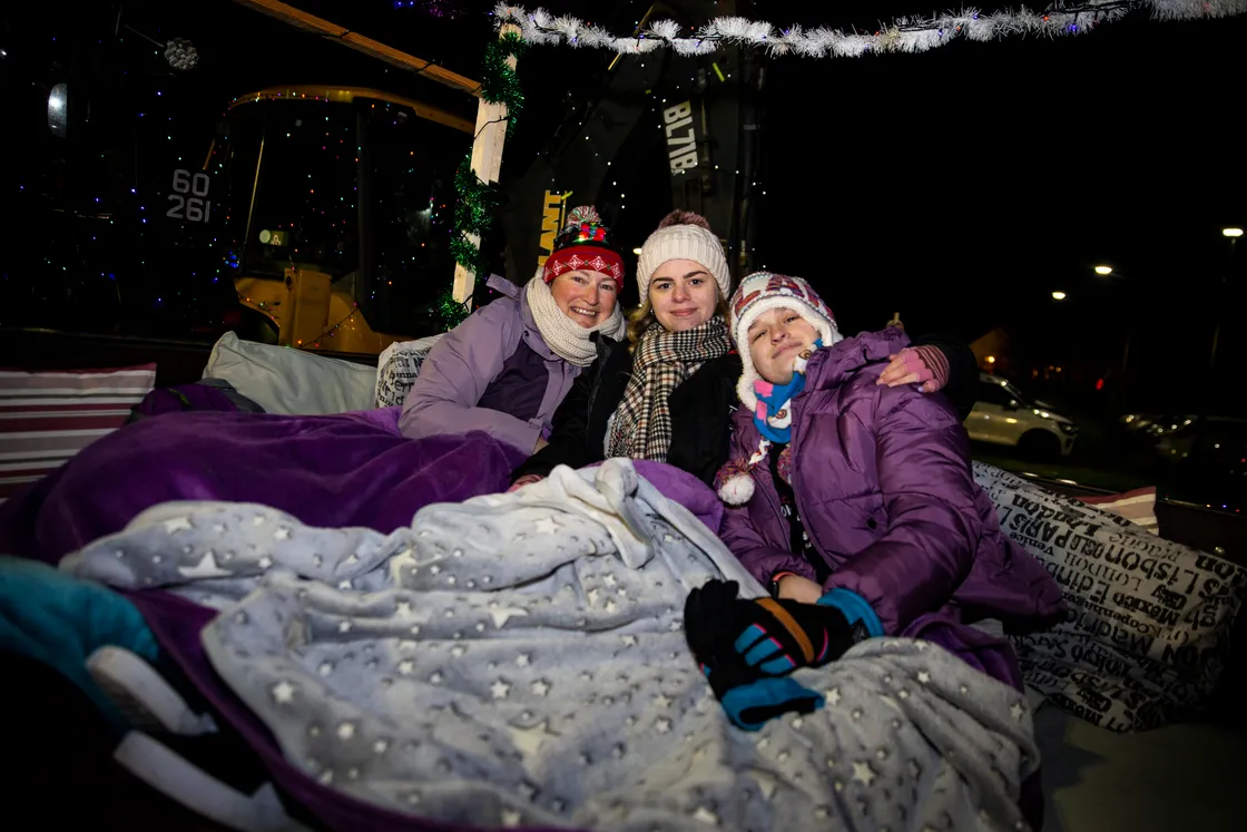 Left to right, Tracy Dyke, Morgan Hamon, 16, and Charis Burgoine, 13, wrapped up in blankets for their lengthy ride in a trailer. (31580200)