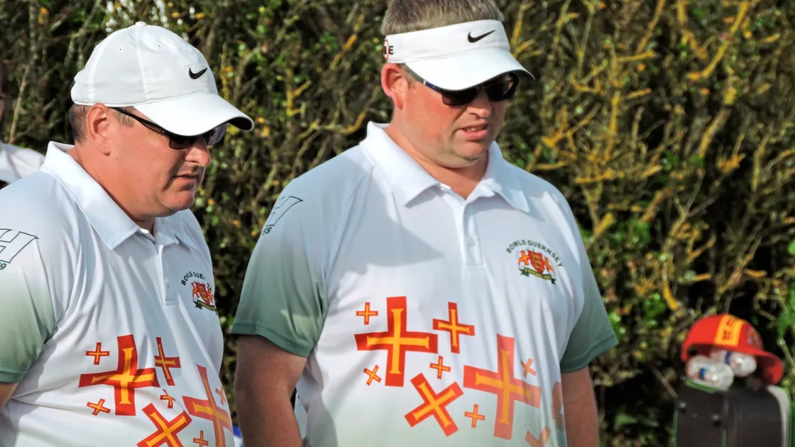 Guernsey’s Matt Le Ber and Matt Solway ponder their next move against the Dutch duo. (19450731)