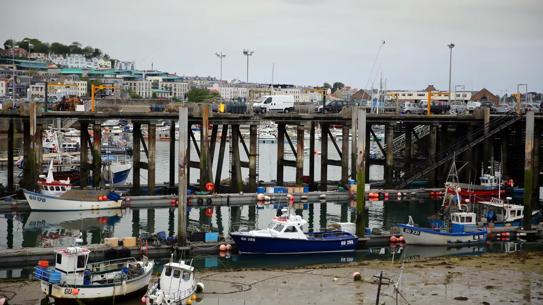 The oil tank at the fish quay is to be removed. (25594853)