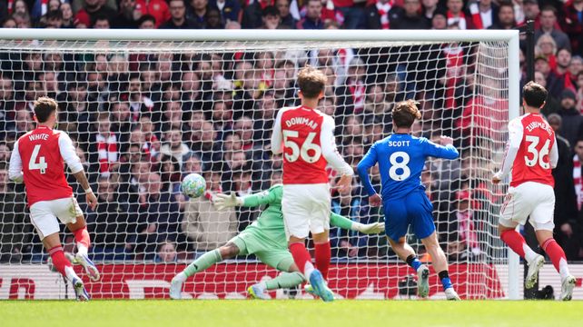 Alex Scott becoming ‘a very complete player’, says Iraola