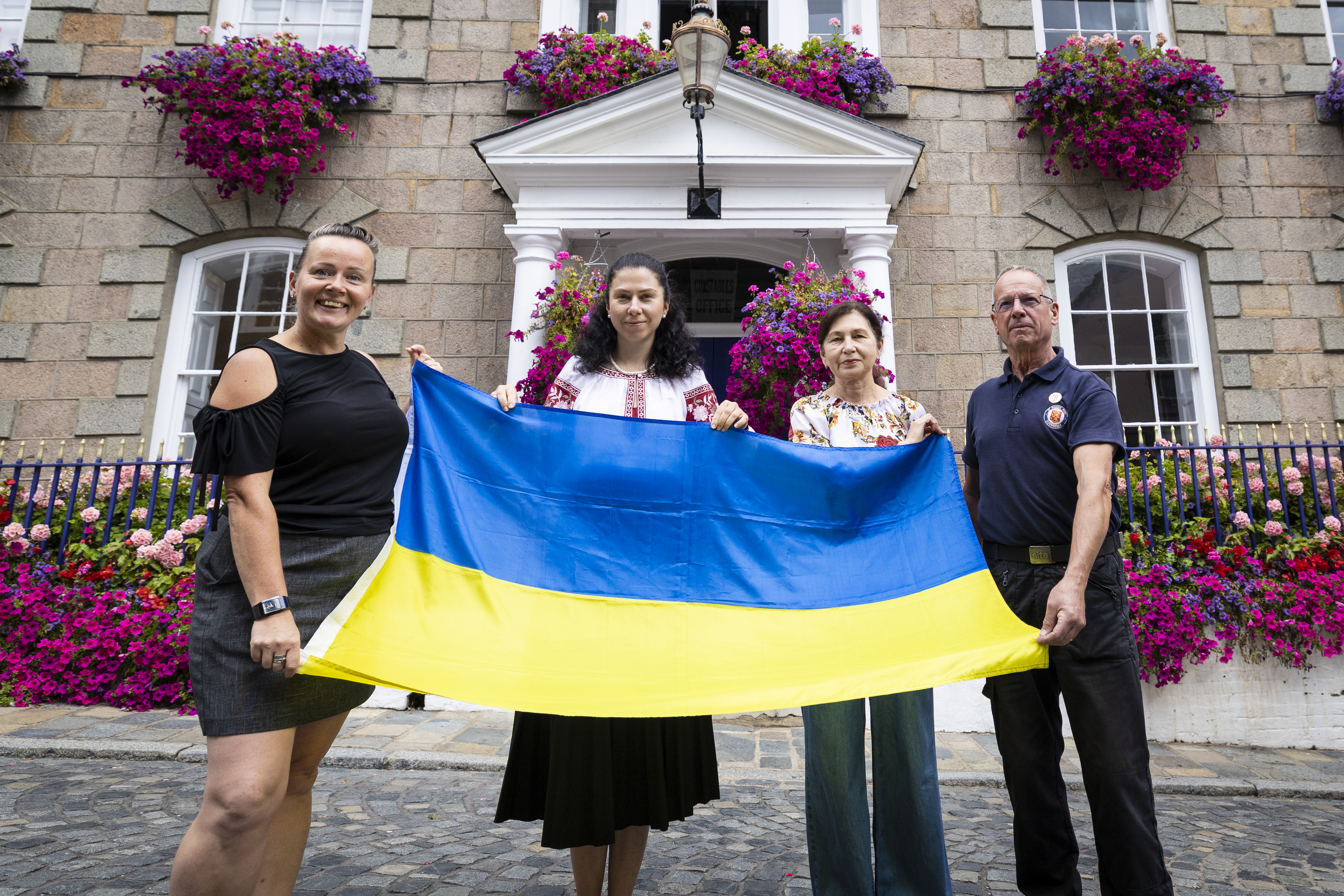 Ukrainian refugees hoist flag to mark special day