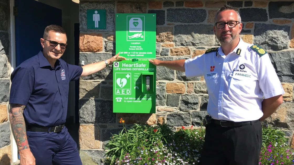 Mike Froome from the Cardiac Action Group, left, with Chief Ambulance Officer Mark Mapp at Portelet public toilets with the public access defibrillator. (25118987)