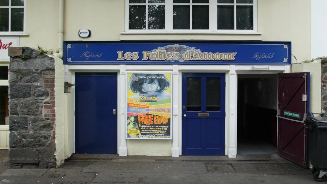The club was cleared shortly before closing time and a precautionary cordon was set up from the Weighbridge taxi rank to the Ship and Crown pub, which also encompassed the lower part of the Pollet and the Lower Pollet
