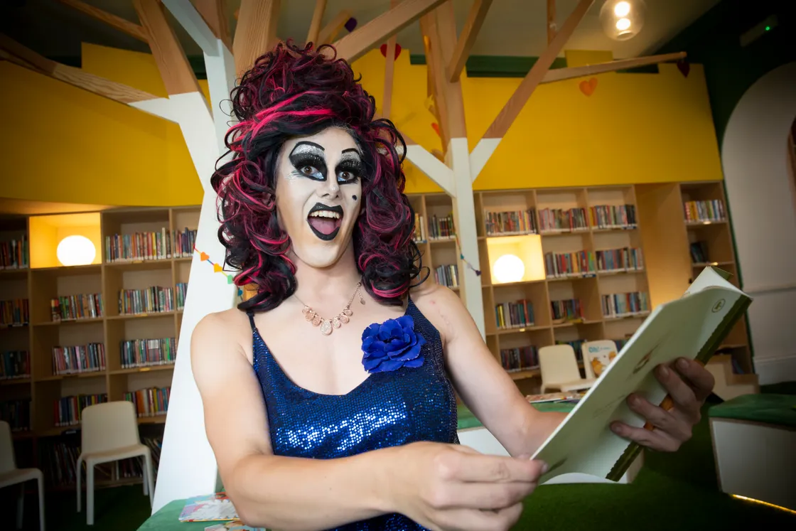 Drag Queen Aida at last year's Drag Queen Story Time at the Guille-Alles Library. (26829476)