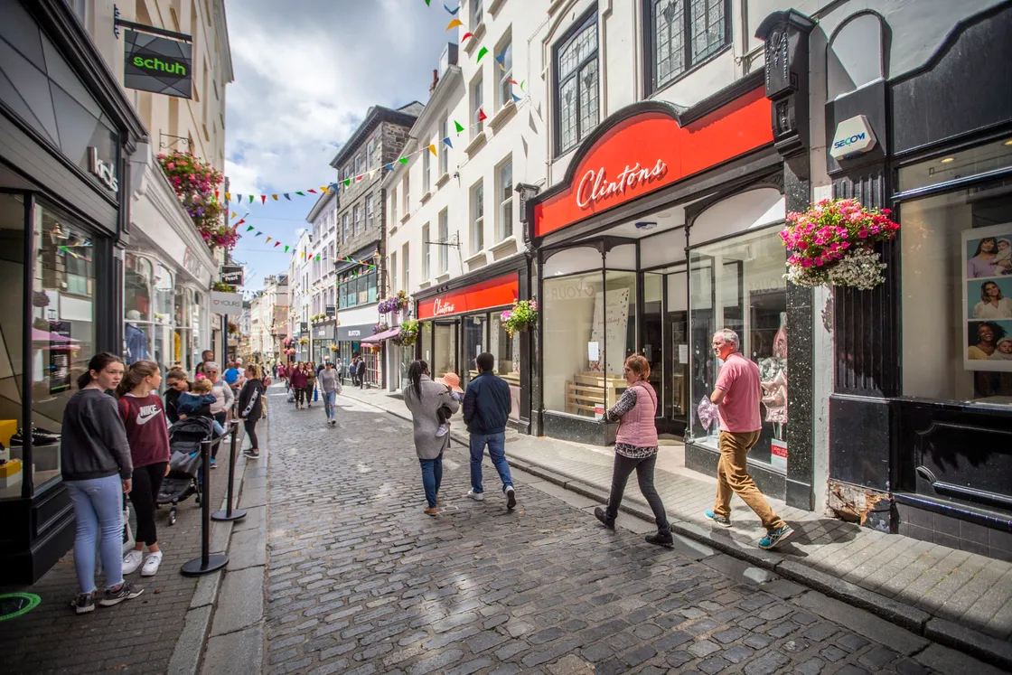 The queue outside Schuh. (28340410)