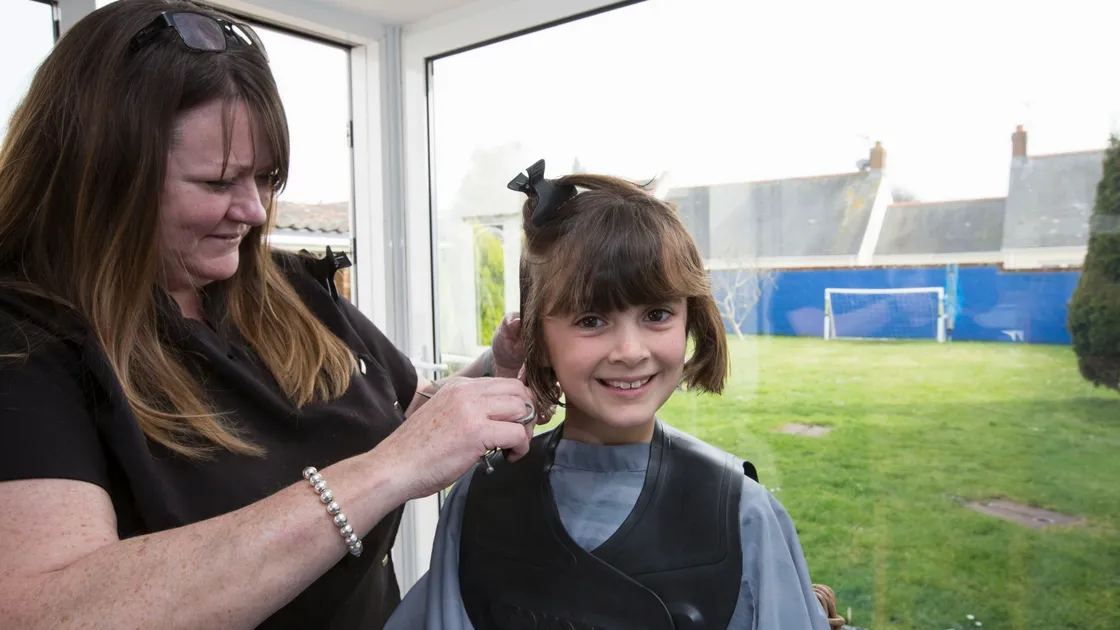 Tracy Gilheany cutting Beatrix's hair.(29393689)