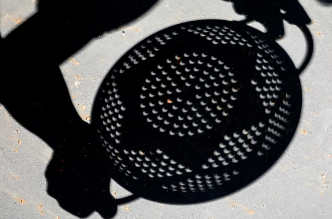 Using a kitchen colander.