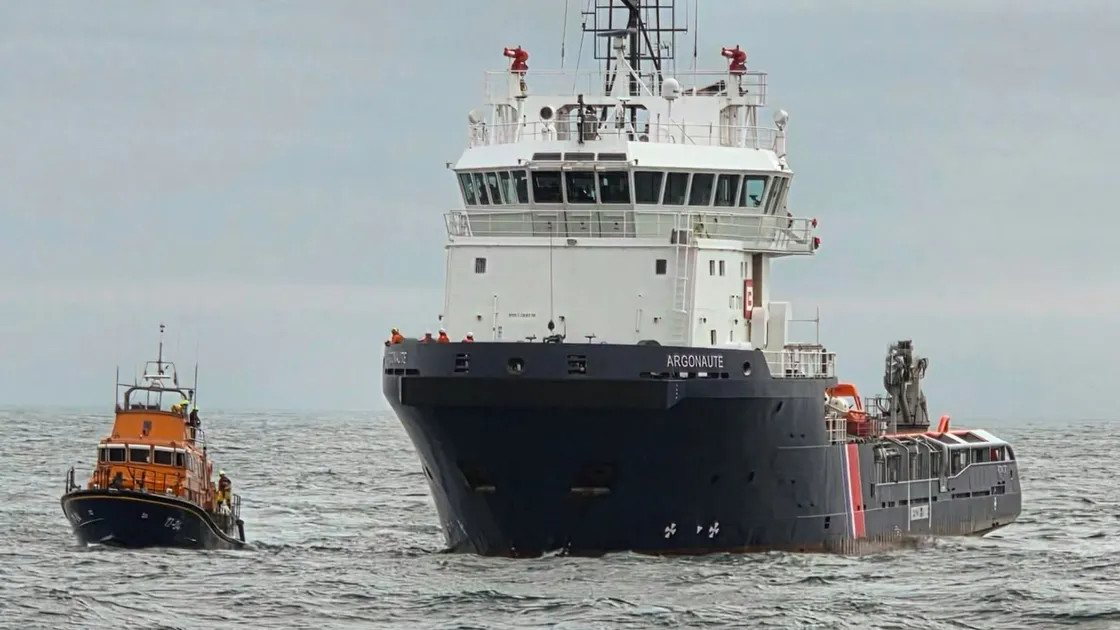 A second exercise with the St Peter Port lifeboat involved casualty transfer and towing.