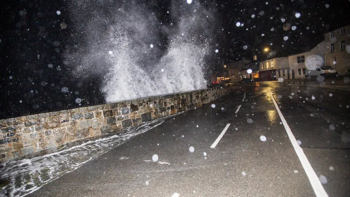 Picture by Sophe Rabey.  First few hours of Storm Ciaran hitting the Channel Islands. Sea coming over on St. George's Esplanade. (32681836)