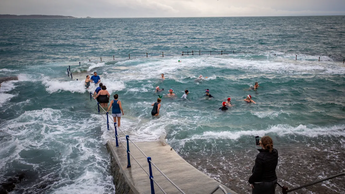 As well as the chilly water and passing showers, those who took part in the Guernsey Swimming Club’s Polar Bear Swim had to brave choppy waters at the Bathing Pools as the tide dropped. (31607860)