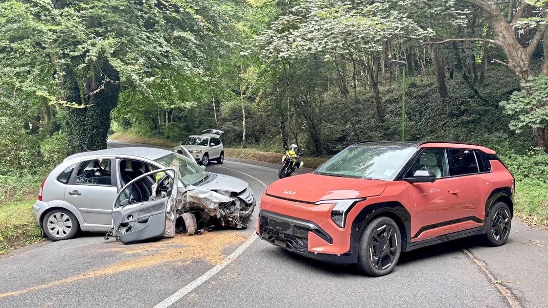 A collision between two cars on Saturday morning on Le Val des Terres closed the road for over two hours