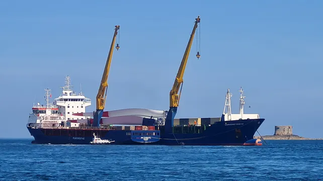 Ship-to-ship cargo transfer in Little Russel