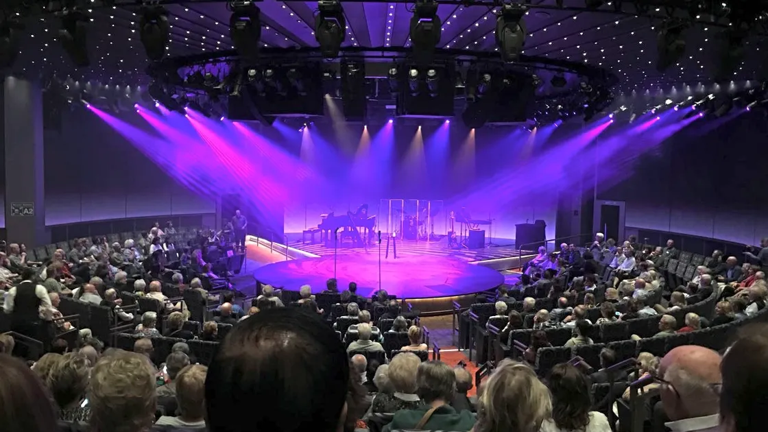 The audience awaits Peter Mehtab's show. (26799548)