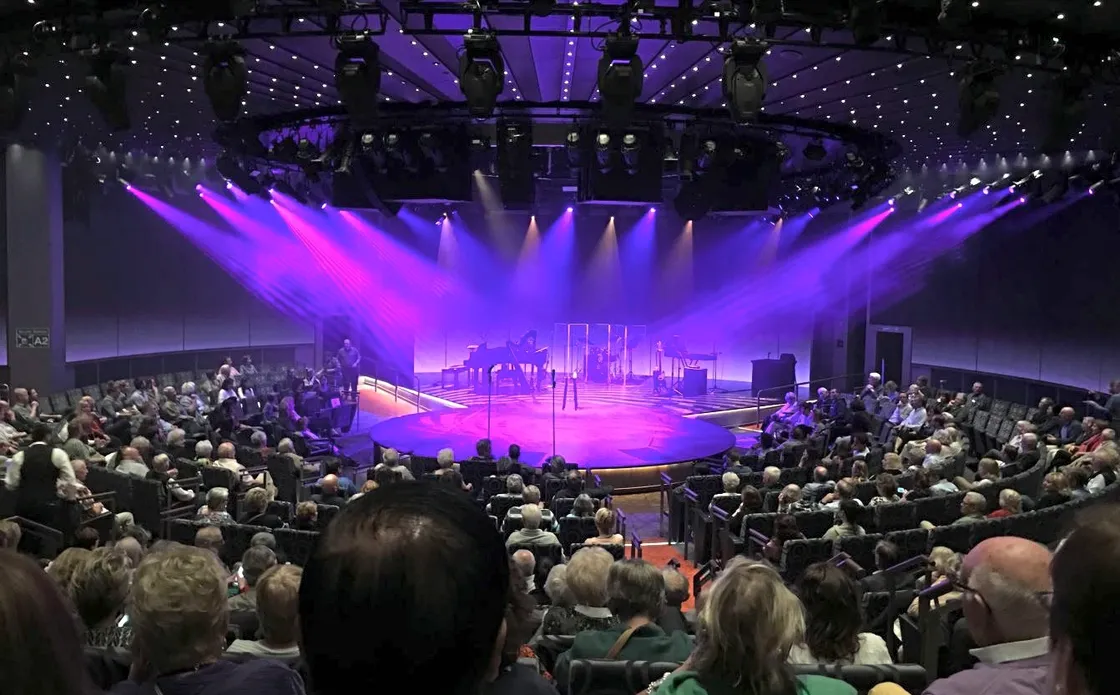 The audience awaits Peter Mehtab's show. (26799548)