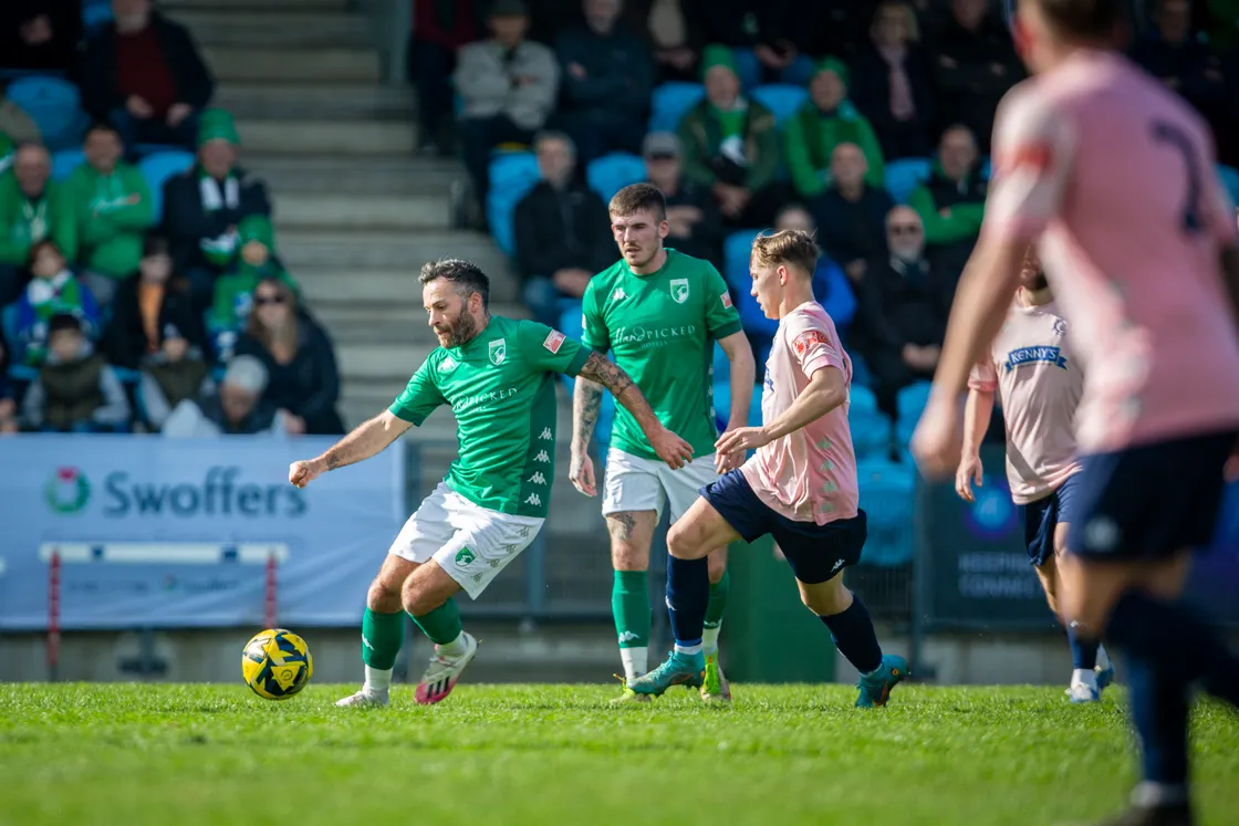 Dave Merris on the ball in midfield. (Picture by Sophie Rabey, 31920537)