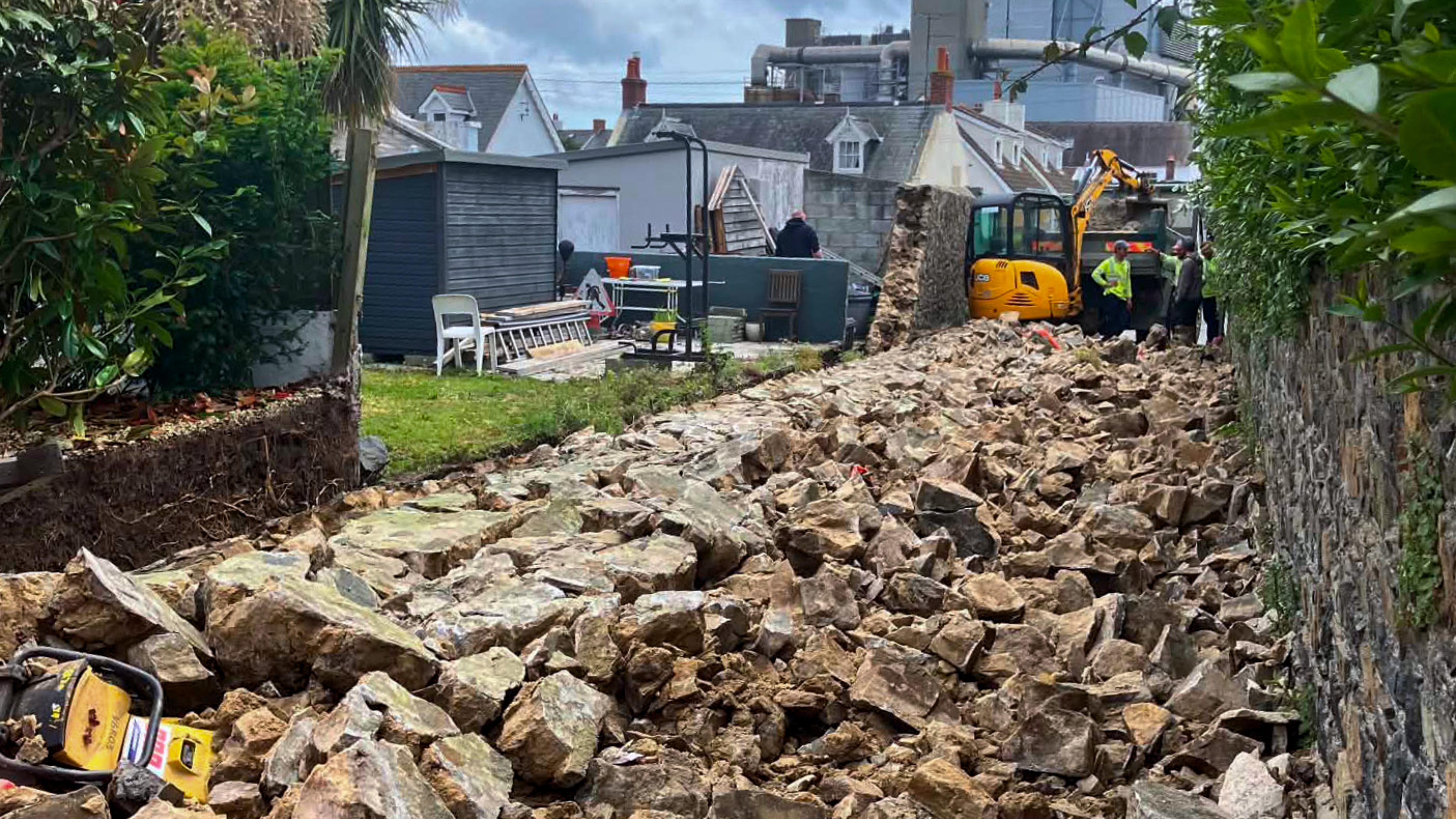 Residents’ wall collapses due to electricity roadworks